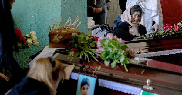 «Il avait un cœur très doux» : à Kyiv, le douloureux deuil des adolescents