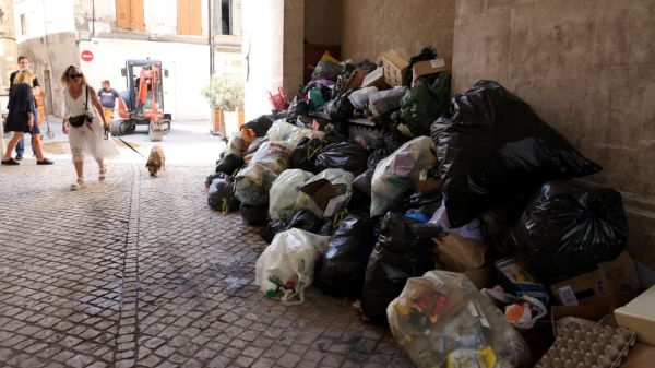 "La situation sanitaire est grave !" : Tarascon est envahie par des montagnes de poubelles
