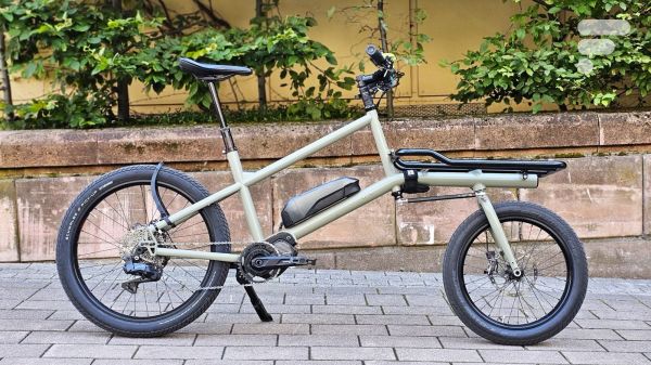 On a essayé ce vélo cargo électrique très joueur qui prouve que les biporteurs peuvent être compacts