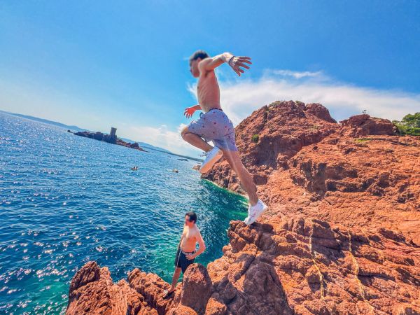 Après le tournage d'une vidéo mettant en scène Florent Manaudou à Saint-Raphaël, la Ville alerte sur les risques liés aux sauts de falaise