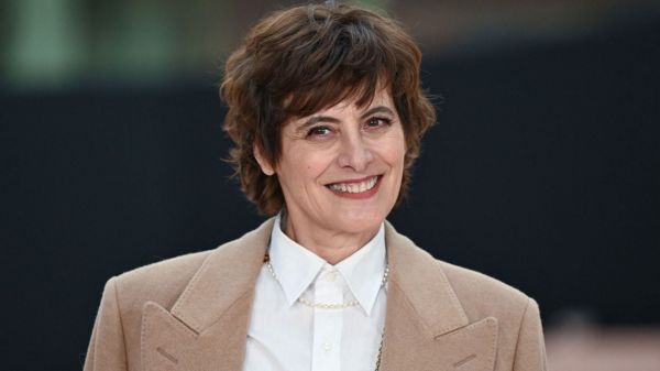 Inès de la Fressange (67 ans) : voici le parfum "raffiné” qu'elle porte tous les jours depuis plus de 30 ans