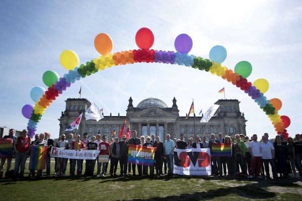 Le chancelier allemand refuse que le drapeau arc-en-ciel soit hissé sur le Bundestag car « ce n'est pas un chapiteau de cirque »