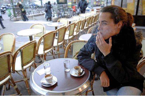 Cigarette bannie des plages, des parcs... : « Interdire de fumer sur les terrasses de café aurait été un signal fort »