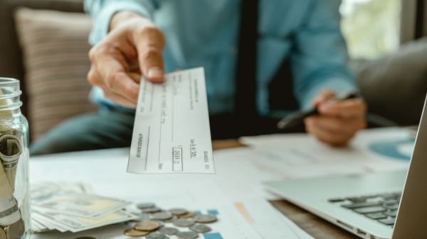 Nouveau délai pour les chèques, surprise des impôts pour le LEP... Les 3 infos argent du jour