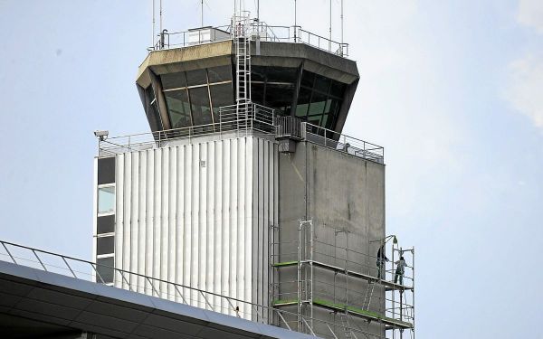 Grève des contrôleurs aériens : 40 % des vols annulés dans les aéroports parisiens ce vendredi