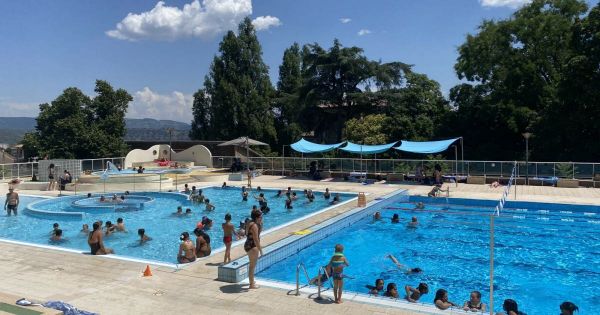 Ardèche. « On n'a pas un rond » : avec la canicule, la piscine gratuite attire de nombreux nageurs au-delà d'Aubenas