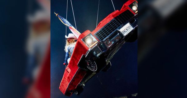 Beyonce tombe en panne avec sa Cadillac volante lors d'un concert