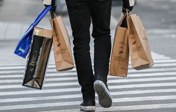 Des magasins du Québec resteront ouverts plus tard la fin de semaine dans le cadre d'un projet pilote
