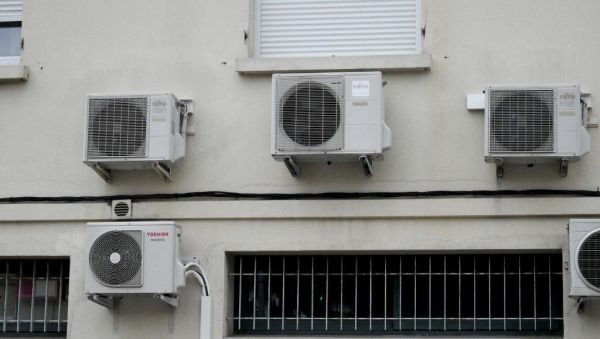 "Grand plan d'équipement", "mauvaise solution" : la question de la climatisation divise les partis politiques