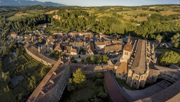 Saint-Antoine-l'Abbaye, en Isère, élu "Village préféré des Français 2025"