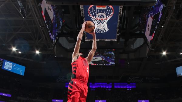 Les Lakers ont trouvé leur centre en Deandre Ayton
