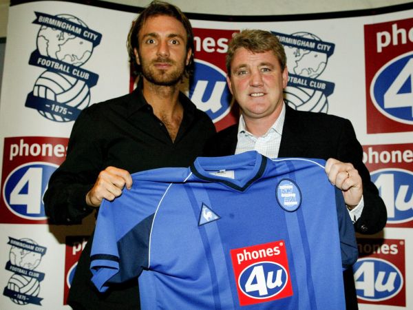Jude Bellingham et Christophe Dugarry réunis sur un vitrail à Birmingham