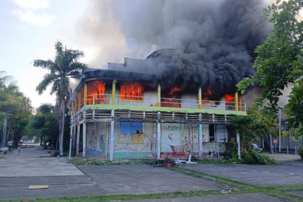 Monument historique, l'ancienne usine Darboussier à Pointe-à-Pitre en partie ravagée par les flammes