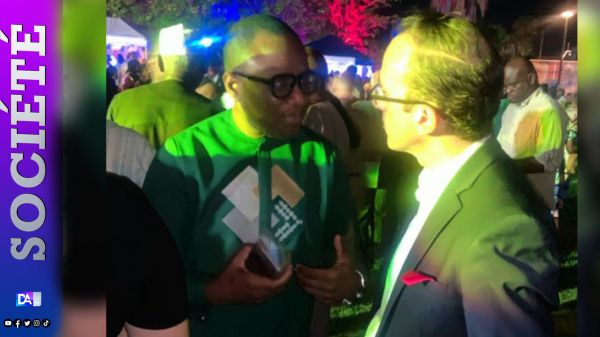 Ambassade des USA au Sénégal : Badara Gadiaga aperçu en pleine discussion avec le chef de la section politique, Michael Rosenthal.