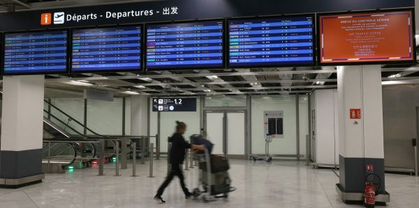 France: Une grève du contrôle aérien perturbe les départs en vacances