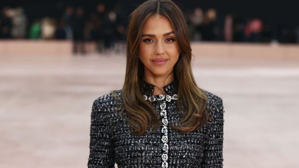 Jessica Alba (44 ans) dévoile sa silhouette dans une robe moulante au bustier au décolleté XXL