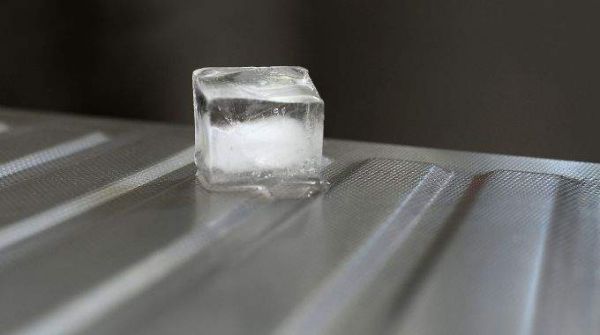 Détartrage naturel : ces glaçons au vinaigre font briller vos robinets naturellement