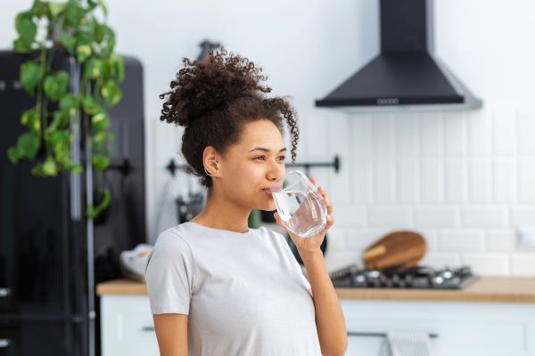 Chaleur : combien faut-il boire d'eau par jour pour ne pas finir déshydraté ?