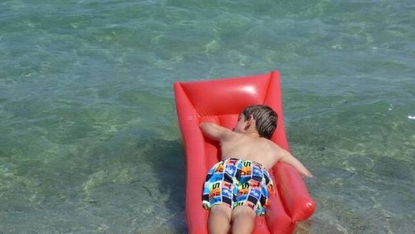 Sa grand-mère s'est épuisée en tentant de le rattraper, son grand-père a fait un malaise sur le sable : poussé par le vent, un petit garçon de 5 ans dérive en Méditerranée sur son [...]