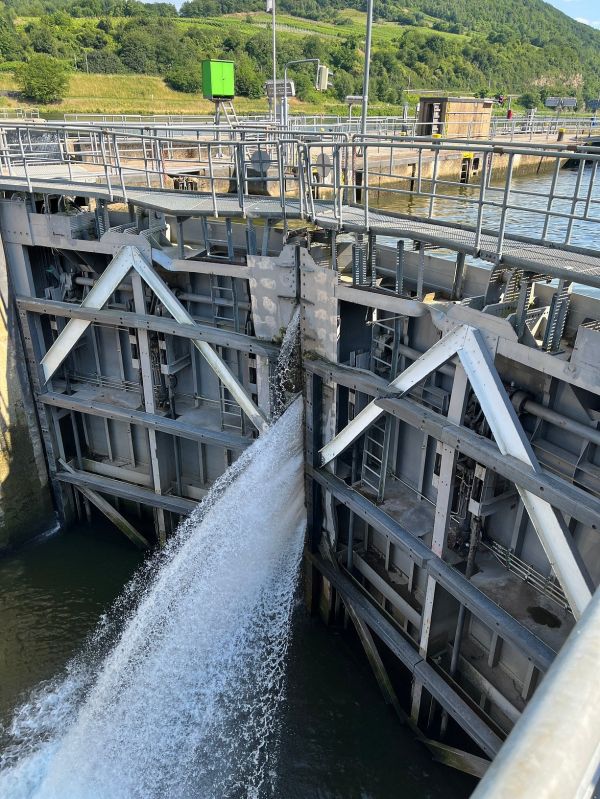 Sur la Moselle: Un bateau percute une écluse: trois blessés