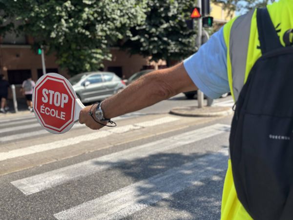 "Il a tapé une femme qui pourrait être sa mère!": un papy trafic raconte l'agression de sa collègue devant une école à Nice