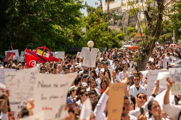 Tunisie : le ministère de la santé ouvre des négociations avec les jeunes médecins