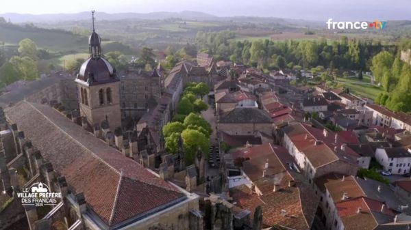 Le « village préféré des Français » en 2025 fait voyager au Moyen-Âge