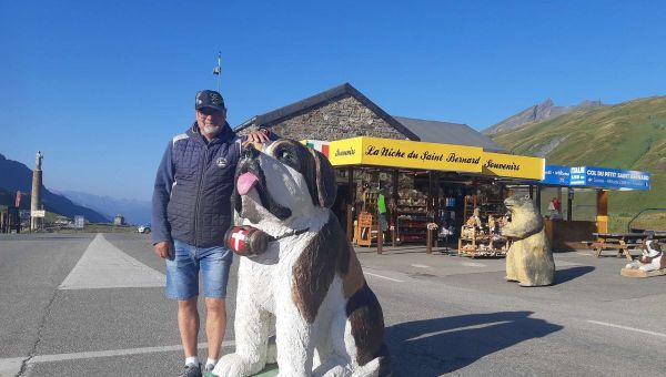 Bernard tient la boutique de souvenirs du col du petit saint Bernard