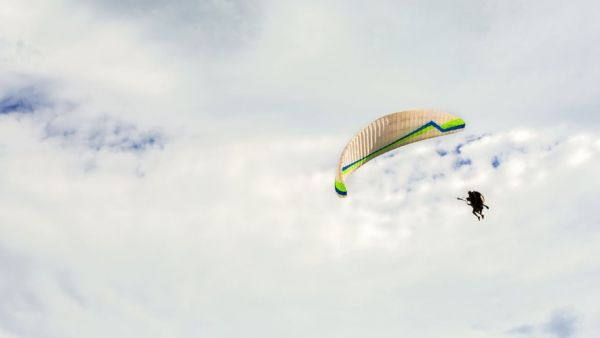 Il rate son décollage : un parapentiste trentenaire se crashe et se tue sur le coup