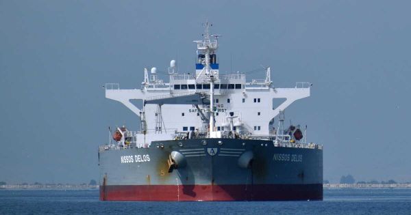 300 mètres de long et une trentaine de marins coincés à bord depuis 2 mois : ce pétrolier est bloqué au large des côtes françaises
