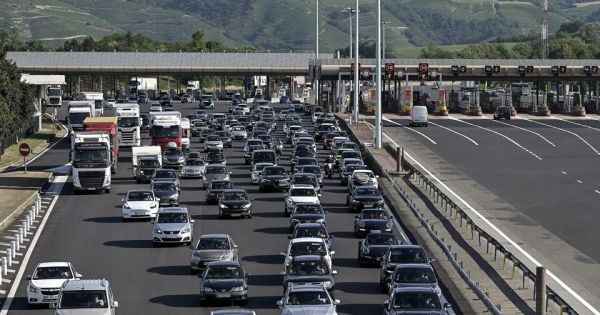 Un premier week-end de vacances chromatiquement chaud sur les routes