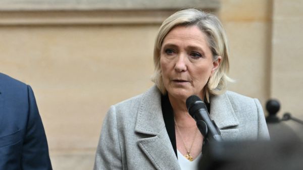Dissolution : "L'intérêt des Français, c'est que ça arrive", affirme Marine Le Pen