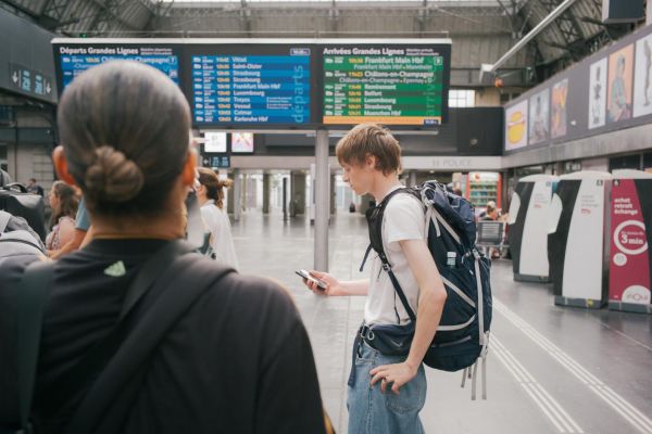 Le train est moins cher que l'avion sur des liaisons directes en France ; l'aérien reste imbattable pour des trajets en Europe