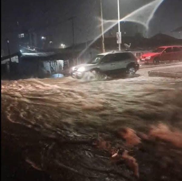 Conakry sous l'eau : L'AGEROUTE au pied du mur