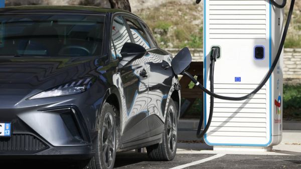"Les prix continuent de baisser" : en Provence, les voitures électriques d'occasion coûtent moins cher qu'ailleurs