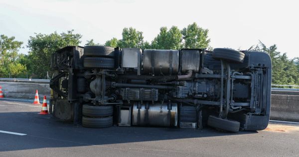Drôme. Poids lourd couché sur l'A7 pendant 5h30 : une voie toujours neutralisée dans la matinée