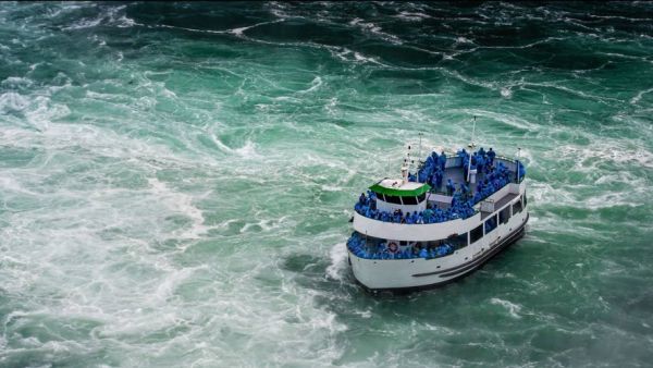 Un ferry fait naufrage 25 minutes après son départ : au moins 4 morts et 30 disparus dans une mer déchaînée au large de Bali