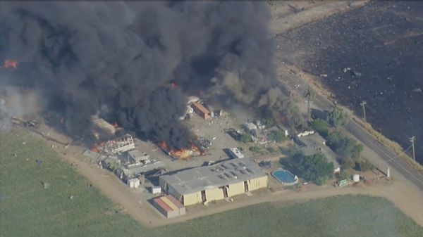 Explosion sur un site de feux d'artifice en Californie déclenche un incendie massif