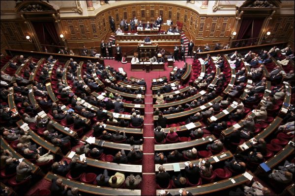 Le Sénat débat d'une proposition de loi pour autoriser le travail des salariés le 1er mai