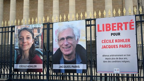 Iran : "On les met entre deux périls de mort", déclare Noémie Kohler, la soeur de Cécile Kohler inculpée d'espionnage avec Jacques Paris