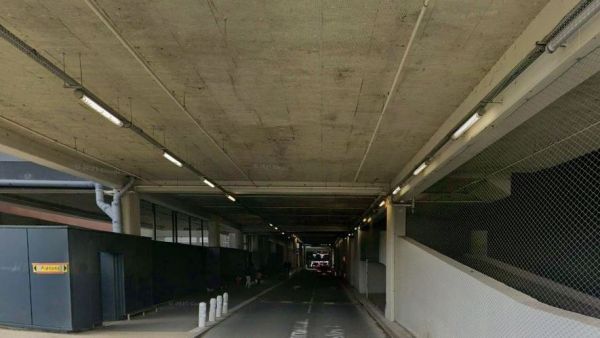 Un gros "boum" et de la poussière : le parking d'un centre commercial s'effondre brusquement en pleine période de soldes