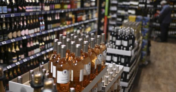 Vente d'alcool aux mineurs : près de 90 % des supermarchés enfreignent la loi
