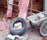 Comment charger des briques dans une brouette sans se fatiguer