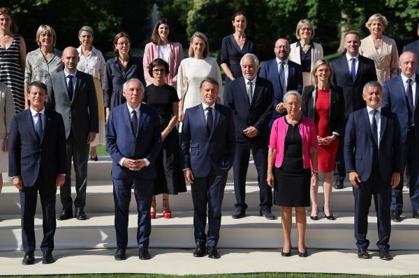 Une première depuis trois ans : pourquoi Emmanuel Macron pose avec le gouvernement Bayrou ?