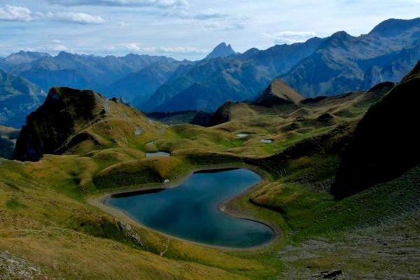 « On voulait juste bivouaquer au lac » : 6 ados voulaient voir le lac en forme de cœur, leur sortie se termine suspendus à un hélico