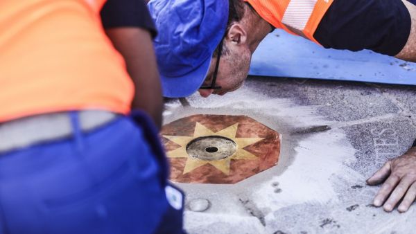 "La maire a voulu profiter du savoir-faire des métalliers de la Ville" : le point zéro, référence des distances routières à Paris, fait peau neuve sur le parvis de Notre-Dame