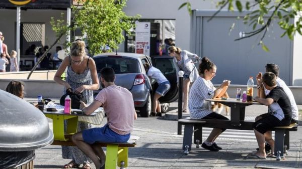 Sandwich, carburant ou borne de recharge, pourquoi tout est si cher sur les aires d'autoroute?