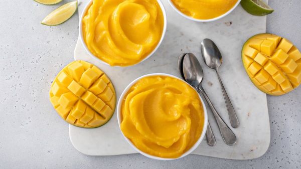 Ce sorbet à la mangue et à la noix de coco est prêt en 5 minutes avec seulement 3 ingrédients !