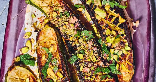 Courgettes, sauce au yaourt, feta et menthe