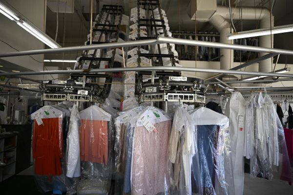 "38°C, ressenti 41°C" : les pressings s'adaptent, contraints de travailler sous une chaleur de plomb